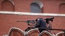 A sniper on duty looks through his sights from a position on the Kremlin's Spasskaya Tower during the Victory Parade in Moscow's Red Square May 9, 2012. Russia celebrates the 67th anniversary of the victory over Nazi Germany on Wednesday. REUTERS/Maxim Shemetov (RUSSIA - Tags: MILITARY ANNIVERSARY SOCIETY) Published: Kvě. 9, 2012, 8:48 dop.