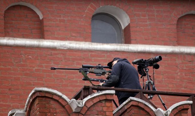 A sniper on duty looks through his sights from a position on the Kremlin's Spasskaya Tower during the Victory Parade in Moscow's Red Square May 9, 2012. Russia celebrates the 67th anniversary of the victory over Nazi Germany on Wednesday. REUTERS/Maxim Shemetov (RUSSIA - Tags: MILITARY ANNIVERSARY SOCIETY) Published: Kvě. 9, 2012, 8:48 dop.