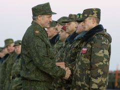 Běloruský prezident Alexandr Lukašenko na návštěvě u vojáků.