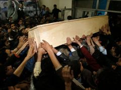 Příznivci Benazír Bhuttové odnášejí rakev se zavražděnou političkou.