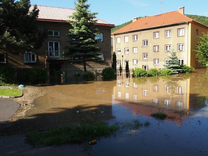 Slunce nad rozvodněným Labem