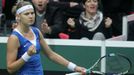 Lucie Šafářová v utkání se Samanthou Stosurovou ve čtvrtfinále Fed Cupu 2013 proti Austrálii