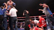 ORLANDO SALIDO VS. TERDSAK KOKIETGYM – KO 11. KOLO: Dle mnohých nejlepší a nejbrutálnější zápas roku. Salido byl na zemi třikrát, jeho soupeř čtyřikrát, naposledy se pak již z ní zcela vyčerpán a zničený nezvedl. Plné kecky toho měl ale také vítěz. Nelze se divit, tahle jedenáctikolová bitva byla prostě výjimečná a krásná!