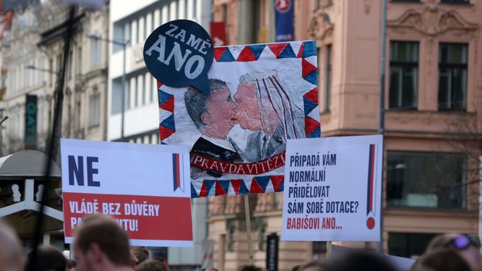 Záznam úterní demonstrace na pražském Václavském náměstí.