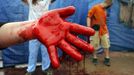 Fake blood drips off the hands of a worker creating the look of zombies at the "Run for Your Lives" 5K obstacle course race in Amesbury, Massachusetts May 5, 2012. Runners face man-made and natural obstacles on the course, while being chased by zombies, who try to take "health" flags off the runners belts. REUTERS/Brian Snyder (UNITED STATES - Tags: SOCIETY) Published: Kvě. 5, 2012, 11:25 odp.