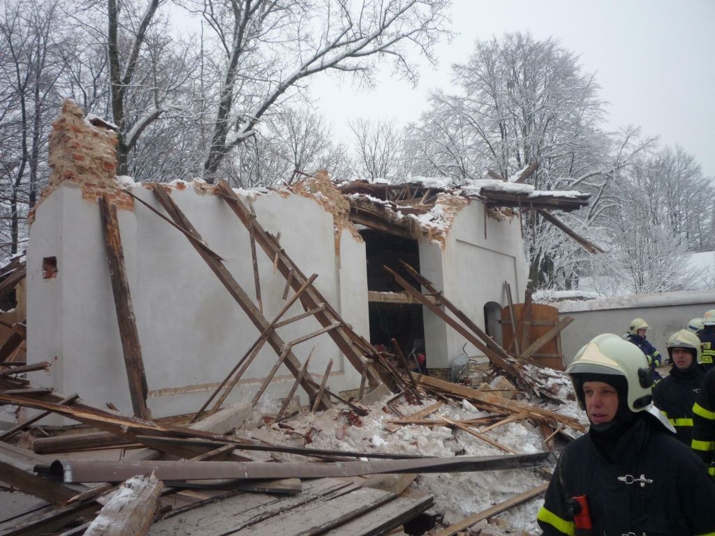 Při poničení domu těžkým sněhem zasahují zpravidla hasiči