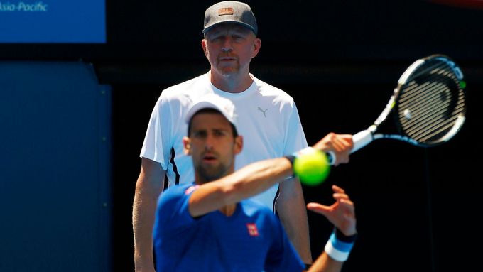 Boris Becker a Novak Djokovič v době, kdy německá legenda dohlížela na hru srbského tenisty