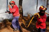 Proti 416 lesním požárům bojovalo přes 7700 profesionálů.
