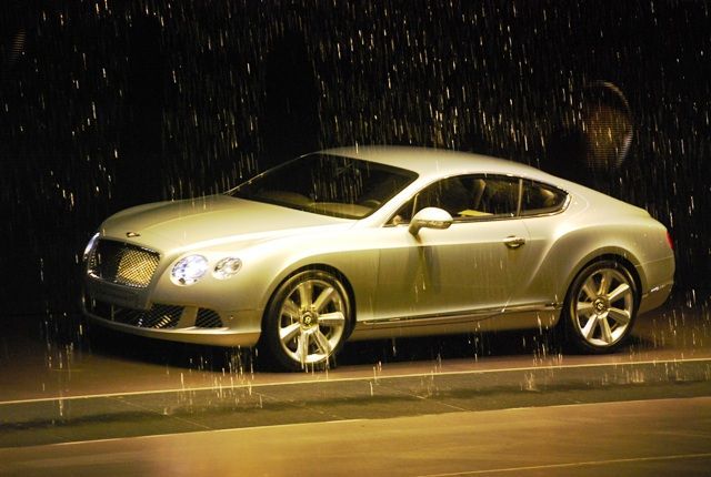 Autosalon Paříž, noc před otevřením
