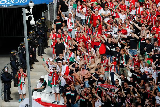 Euro 20161: výtržnosti maďarských fanoušků před zápasem s Islandem v Marseille