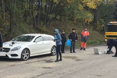 Policie pátrá po útočníkovi, který napadl u Ševětína řidiče mercedesu. Krvácející muž dokázal ujet