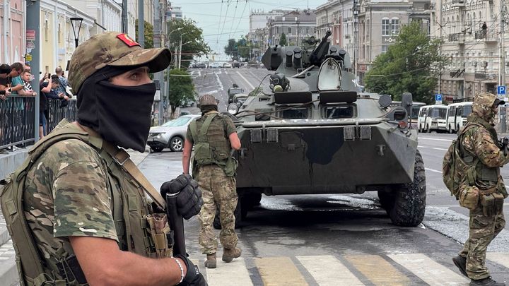Fotografie z Rostova: Wagnerovci s tanky a v plné zbroji pózují v centru města