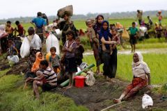 Masakry muslimských Rohingů v Barmě pokračují. Jsou to dezinformace, tvrdí exdisidentka Su Ťij
