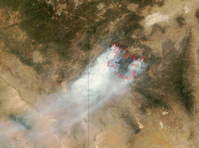 NASA satellite image shows smoke from the Gila National Forest wildfires in New Mexico drifting southwest on June 3, 2012. REUTERS/NASA/MODIS/Handout (UNITED STATES - Tags: ENVIRONMENT DISASTER) FOR EDITORIAL USE ONLY. NOT FOR SALE FOR MARKETING OR ADVERTISING CAMPAIGNS Published: Čer. 5, 2012, 1:22 dop.