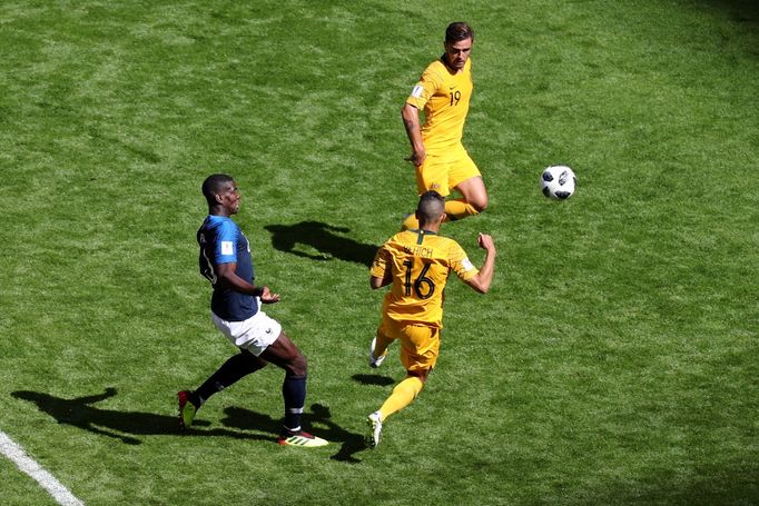 Paul Pogba dává gól na 2:1 v zápase Francie - Austrálie na MS 2018