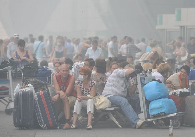 Čekající lidé na letišti Domodedovo. Moskva, Rusko.