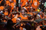 Hudební skupiny nazývané blocos přitahují tisíce zvědavců na karnevalu v Riu de Janeiro svými pestrobarevnými průvody a živou muzikou.