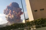 Silné výbuchy otřásly Bejrútem během úterního odpoledne, došlo k nim v blízkosti přístavu a tamních skladišť.