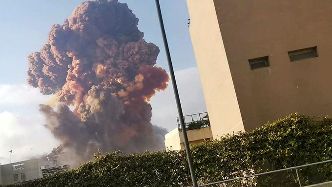 Mohutnou explozi v libanonském Bejrútu zachytila řada kolemjdoucích