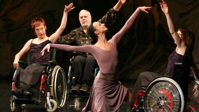 V představení Duše v pohybu předvedou vozíčkáři spolu s chodícími klienty sdružení, že s postižením se dá i baletit.