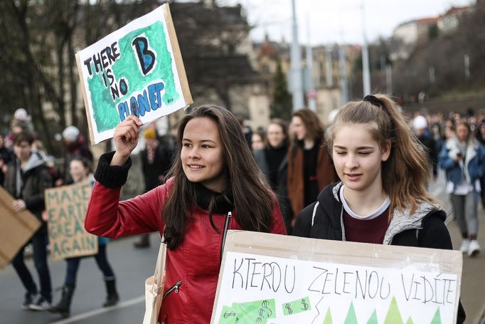 Ema Nevřelová (vlevo). Podle mě když se s tím nezačne nic dělat, tak nebude vzdělání tak důležitý, když se tu budou dít různé katastrofy a podobné věci, tak bude mnohem d