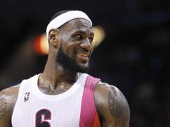 V závěrečné čtvrtině už si LeBron James zápas naplno užíval