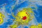 Tajfun u Filipín mírně změnil směr a nabral na síle