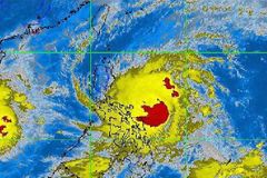 Tajfun u Filipín mírně změnil směr a nabral na síle