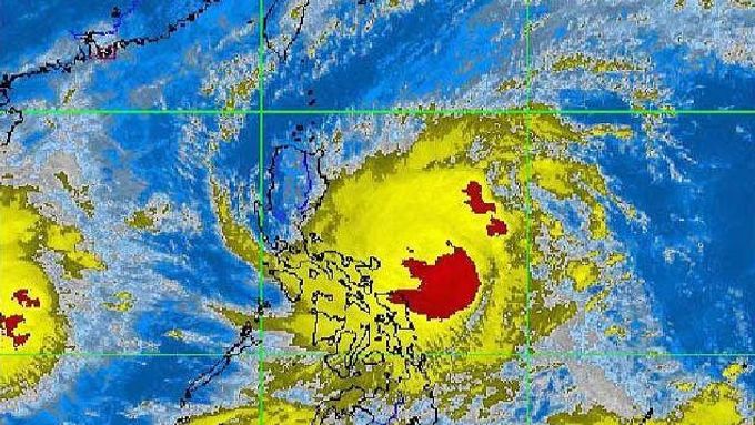 Tajfun Mitag (Filipínci pro něj používají označení Mina) se dnes téměř zastavil asi 200 kilometrů od filipínských břehů; očekává se však, že se dá brzy opět do pohybu