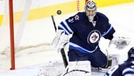 Ondřej Pavelec (Winnipeg Jets). Začněme v brankovišti. Nejvíce toho z českých brankářů v NHL odchytal Ondřej Pavelec, ale podobně jako na olympiádě se mu dařilo přinejlepším střídavě. V 57 utkáních vychytal Jets 22 výher, ovšem s průměrem 3,01 branky na zápas a úspěšností zákroků 90,1 procent. Obě tyto statistiky patří k nejhorším v celé lize.