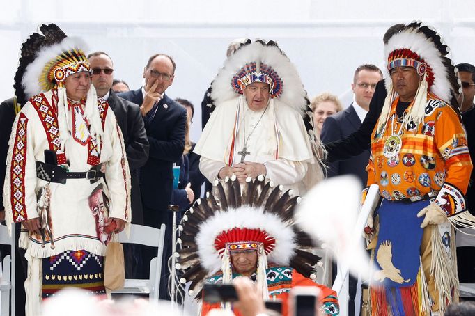 František se za doprovodu čtyř kmenových náčelníků v tradičních čelenkách zúčastnil shromáždění tisíců příslušníků původního obyvatelstva.