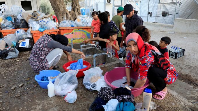 Špína, nedostatek pitné vody a výpadky elektřiny. Realita uprchlického tábora na ostrově Lesbos.