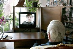 Češi se přestávají dívat na televizi. Vinen je internet