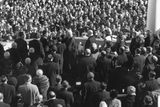 Někdejší předseda Nejvyššího soudu USA Earl Warren přijímá přísahu prezidenta Kennedyho během inaugurační ceremonie v Kapitolu ve Washingtonu. (20. ledna 1961)