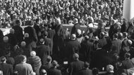 Někdejší předseda Nejvyššího soudu USA Earl Warren přijímá přísahu prezidenta Kennedyho během inaugurační ceremonie v Kapitolu ve Washingtonu. (20. ledna 1961)