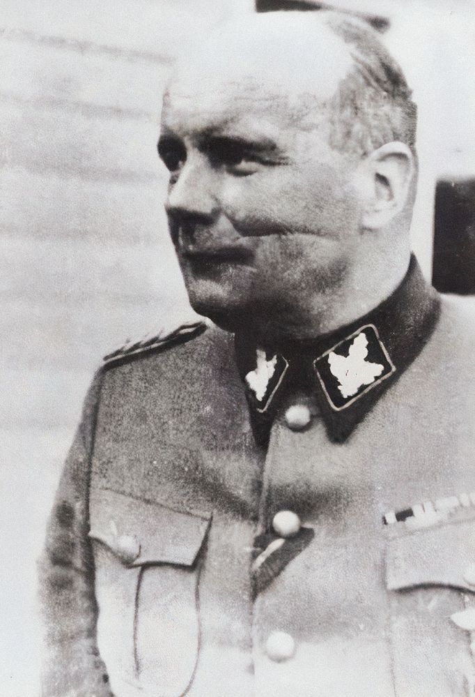 Velící důstojník nacistických SS jednotek Carl Friedrich Wilhelm Lothar Erdmann hrabě von Pückler, pod jehož vedením byla páchána válečná zvěrstva. Nedatovaný snímek