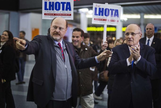 Republikán Joe Lhota (vlevo) s bývalým starostou Rudym Giulianim.