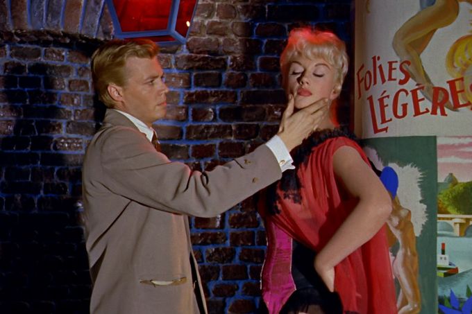 Znepokojující thriller o traumatizovaném maniakovi v podání Carla Boehma, který natáčí svůdné ženy v okamžiku jejich smrti, měl premiéru v roce 1960.