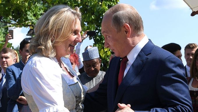 Tanec, který vyvolal v Rakousku emoce. Ministryně zahraničí Karin Kneisslová a ruský prezident Vladimir Putin.