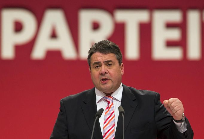 Předseda německé SPD Sigmar Gabriel mluví k delegátům sjezdu, jenž začal ve čtvrtek v Lipsku.