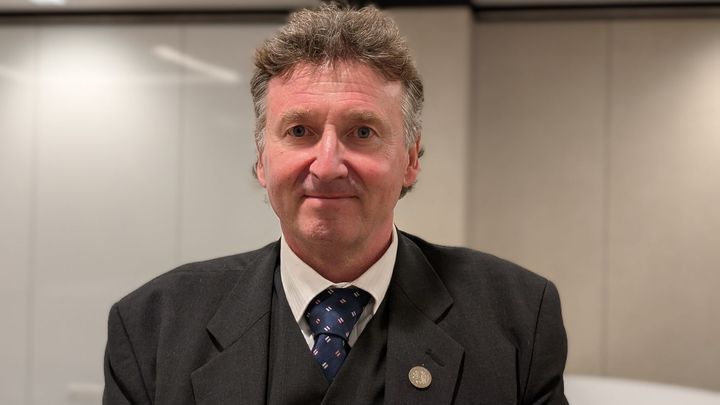 Ať platí lidé i firmy víc. Dnešních 13,5 procenta na pojištění nestačí, říká Kubek