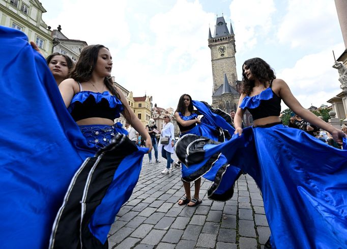 Také letos byl součástí festivalu Khamoro tradiční průvod, který prošel centrem Prahy.