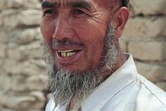 Čína zakázala dlouhé vousy i náboženské svatby v ujgurské provincii. Jde o boj s extremismem, tvrdí