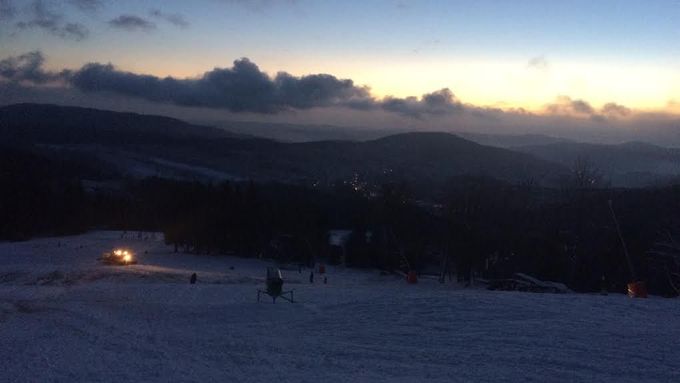 Novoroční odpoledne v Rokytnici nad Jizerou. Od soboty by se v tamním skiareálu mělo začít lyžovat.