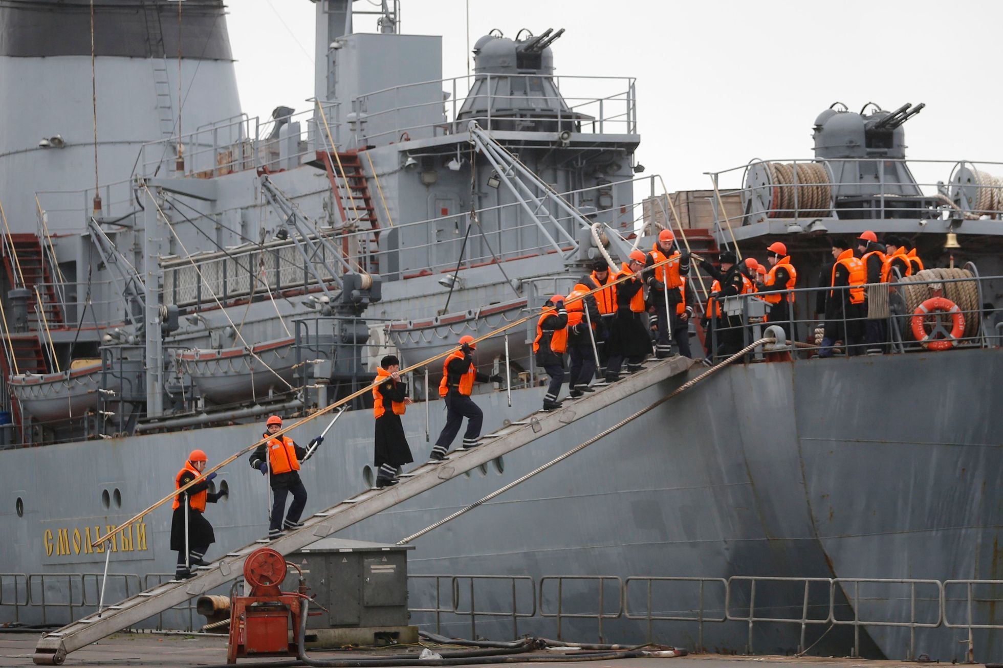 Ruští námořníci opustili Francii, kde se učili s lodí třídy mistral
