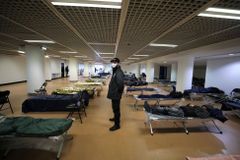 Palác v Cannes místo filmových hvězd hostí bezdomovce, chrání je před virem