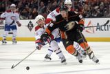Čtvrteční noc byla důležitá i pro jiného nováčka. Ondřej Kaše z Anaheim Ducks v zápase s Vancouverem vstřelil svůj první gól v NHL. V dresu Anaheimu letos dostal už osm příležitostí, zatím s bilancí 1+2 (+1).