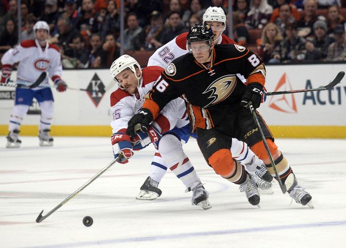 Ondřej Kaše Anaheim Ducks proti Montrealu NHL 16/17. Kryje si puk před Andrew Shawem