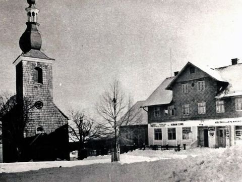 Vojáci vytáhli mrtvoly z rakví a tančili s nimi. Znetvořeni měli zemřít do půl roku