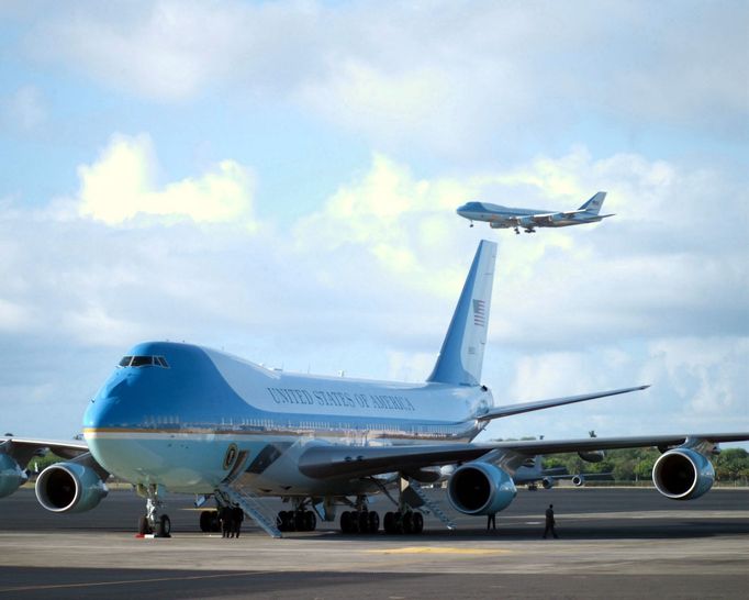 Boeing VC-25, tedy armádní verze legendárního stroje Boeing 747, byla létajícím domovem mnoha prezidentů. Na snímku přistává letoun George W. Bushe. 23. října 2003.